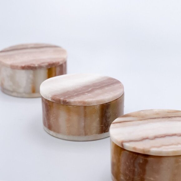 Onyx Round Box, Handcrafted with Natural Earth Tones and Natural Veining - Picture 5 of 10